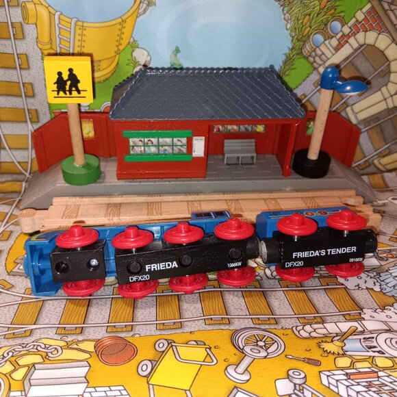 Thomas Wooden Railway Train Engine Track Frieda with Tender - Picture 4 of 4